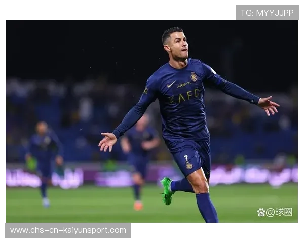 球星夜间在球场加练任意球，孜孜以求不松懈